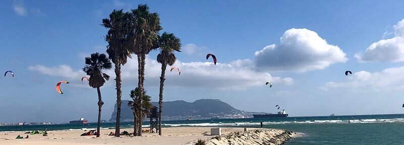 Lekcja kitesurfingu na plaży Palones z certyfikowanym instruktorem.