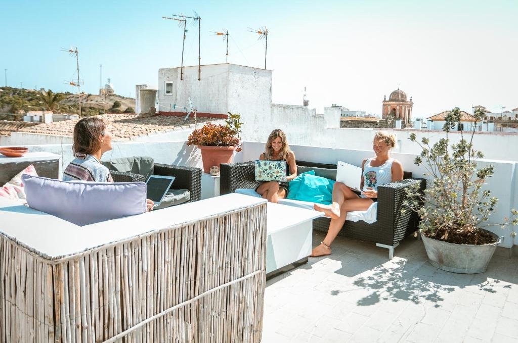 Coworking and hostel for kitesurfers in the center of Tarifa – The Cocotera Hostel & Coworking
