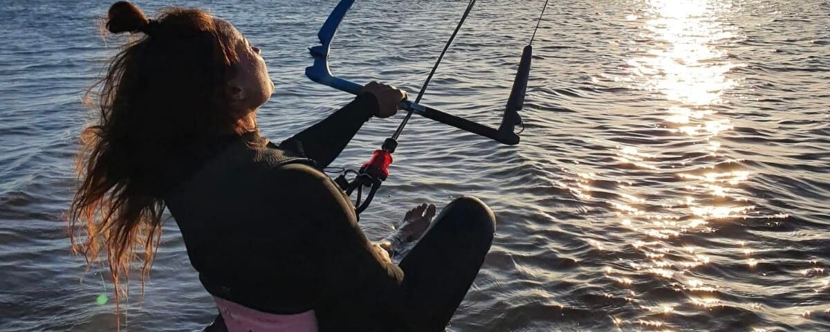 początkujący kursant uczący się kitesurfingu w Tarifie, start z wody podczas lekcji kitesurfingu